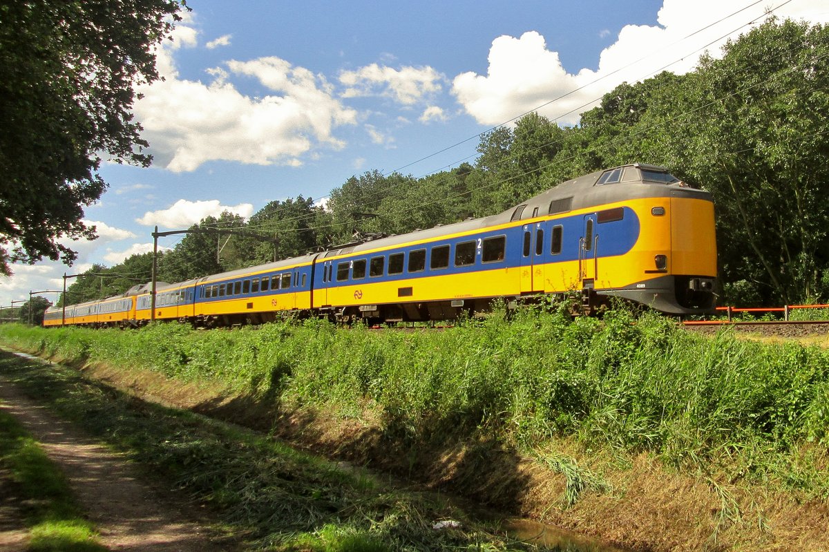 NS 4087 passiert Tilburg Oude Warande am 14 Juli 2016.