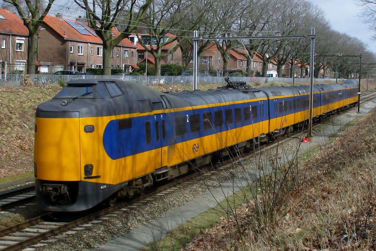 NS 4231 passiert Nijmegen-Kolpingbuurt am 21 März 2018.