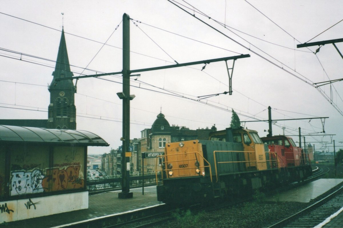 NS 6507 durchfahrt ein verregnetes Antwerpen-Damam 19 September 2004.