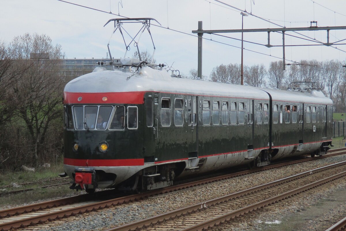 NS(M) 273 treft am 26 Mrz 2017 in Hoek-van-Holland ein als ein von drei Sonderzge whrend das Abschied von die Bahnstrecke Rotterdam <=>Hoek van Holland.