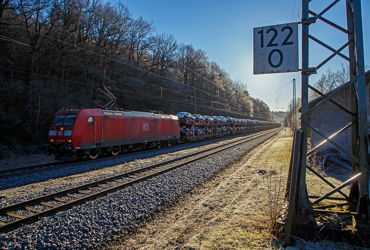 Nun geht es etwas besser mit dem Gegenlicht....
Die 185 082-5 (91 80 6185 082-5 D-DB) der DB Cargo AG fährt am kalten Vormittag des 21.12.2021, mit einem sehr langen Autotransportzug der DB Cargo Logistics GmbH, durch Dillbrecht in Richtung Ruderdorf. Die Lok hatte, durch die vereiste Oberleitung, mächtig viel Bügelfeuer, was ich aber nicht auf Bild brachte (ist aber auch schwer).

Die TRAXX F140 AC1 wurde 2002 bei Bombardier in Kassel unter der Fabriknummer 33497 gebaut. 
