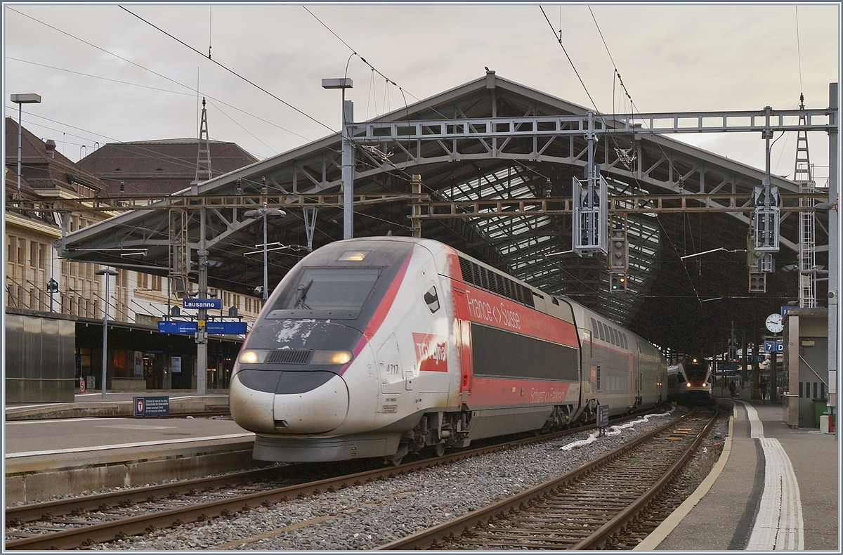 Nun hat TGV Lyria ausschliesslich Doppelstock-TGV Züge im Einsatz, und konnte durch Fahrplanoptimierung die Flotte von 19 auf 15 Triebzüge senken. 

Im Bild: Der TGV 4717 als TGV Lyria 9768 nach Paris beim Verlassen von Lausanne.

17. Jan. 2020
