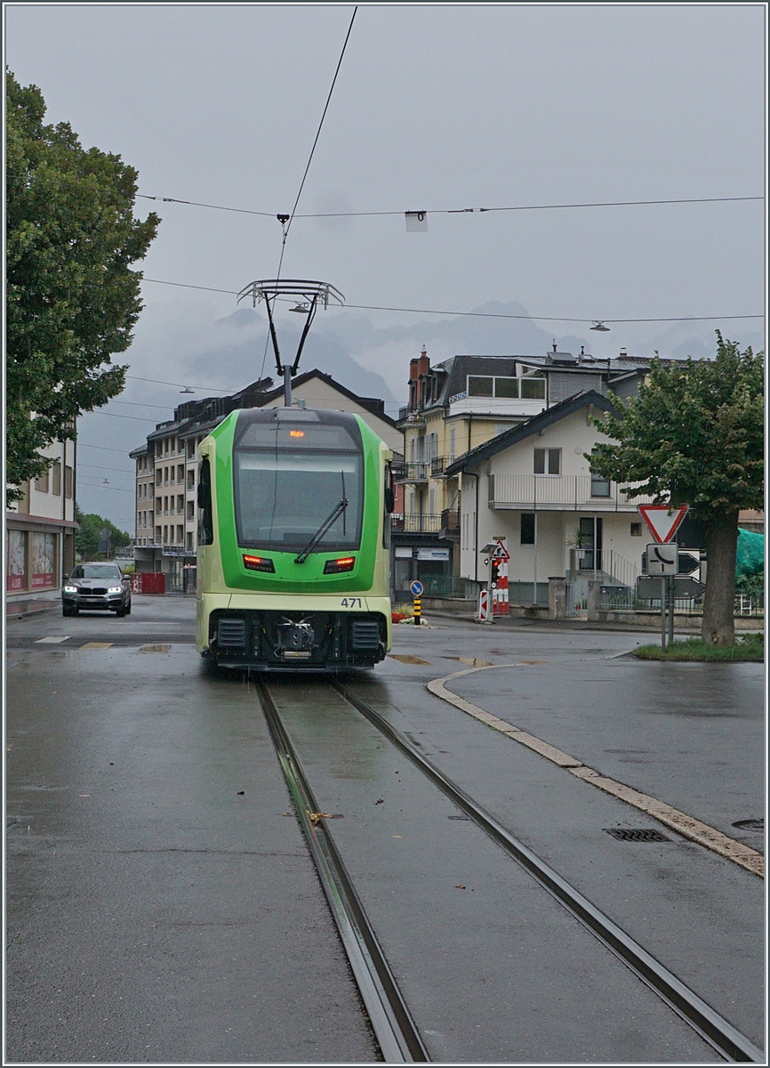 Nun sind bei der ASD die TPC ASD ABe 4/4 im Planeinsatz: in den Strassen von Aigle verlässt der ASD ABe 4/8 471 als R71 431 von Les Diablerets kommend den Halt Aigle Place du Marché und fährt in Richtung Bahnhof Aigle

21. Juli 2024