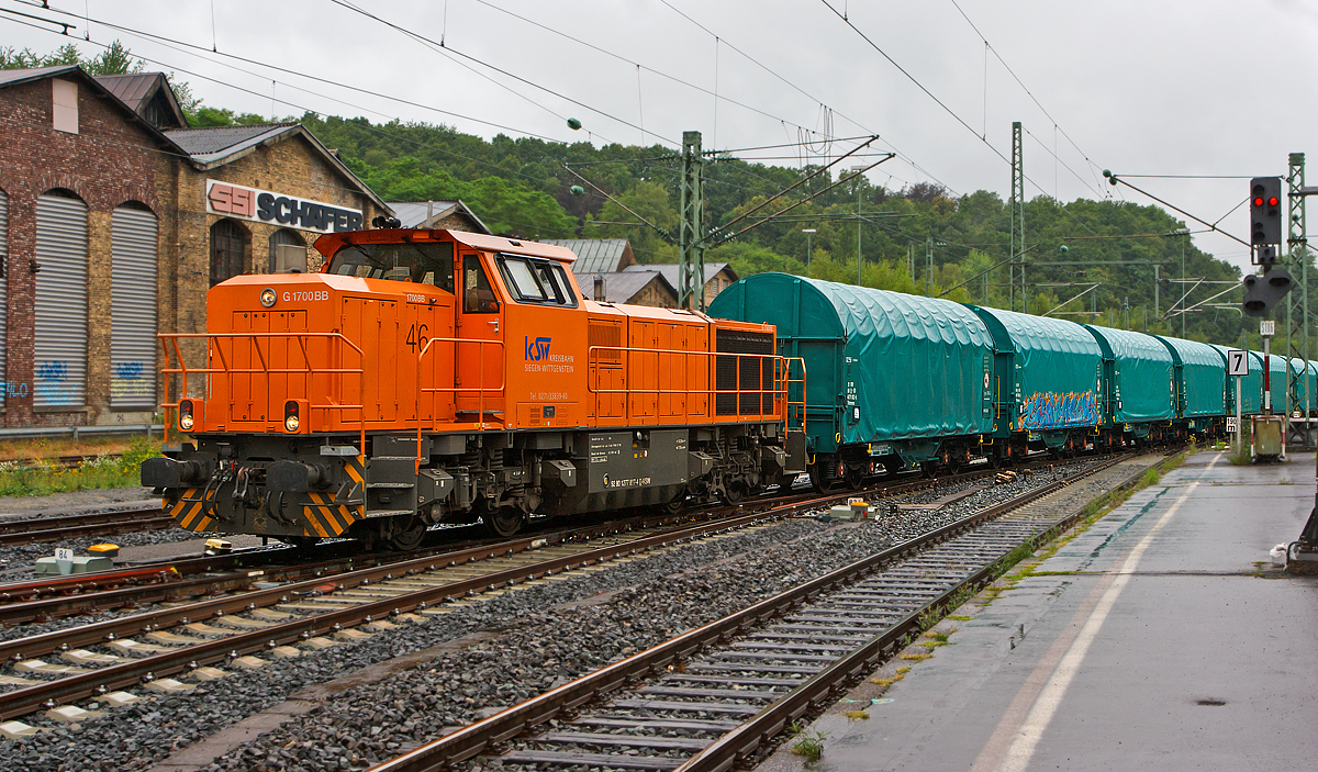 
Nun zieht die Lok 46 (277 807-4) der Kreisbahn Siegen-Wittgenstein (KSW) einem Coilgüterzug am 08.07.2014 von Betzdorf/Sieg in Richtung Herdorf.

Die Vossloh G 1700-2 BB (eingestellt als 92 80 1277 807-4 D-KSW) wurde 2008 unter der Fabrik-Nr. 5001680 gebaut.