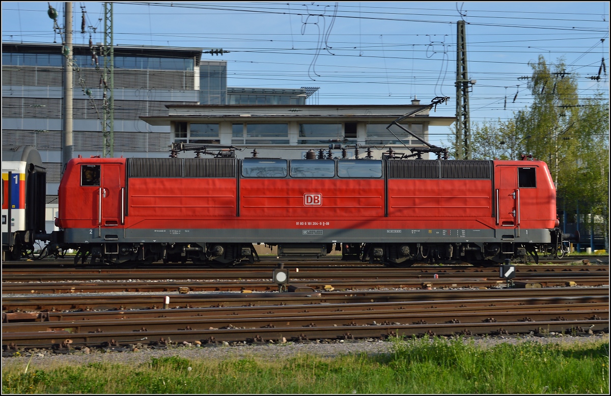 Nur Ende der 110er-Herrlichkeit, die Baureihe 181 bleibt noch ein wenig der Gäubahn erhalten. Hier 181 204-9 mit IC 182 Zürich-Stuttgart. Singen, April 2014.