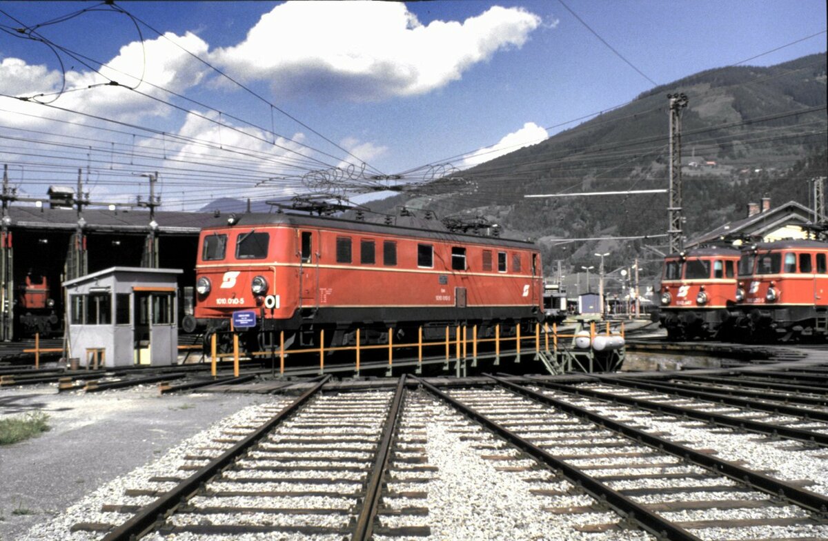 ÖBB 1010.010-5 und 1042.547 und 520 in Hieflau am 15.08.1986.