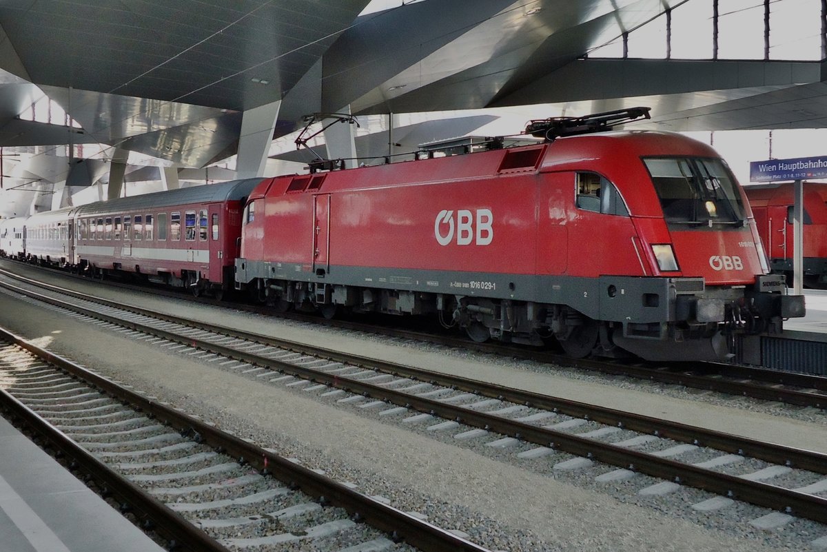 ÖBB 1016 029 zieht ein CFR-Nachtzug durch Wien Hbf am 2 Juni 2015.