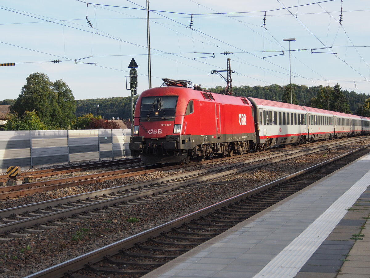 ÖBB 1016 030 mit EC in Amstetten am 02.10.2021.
