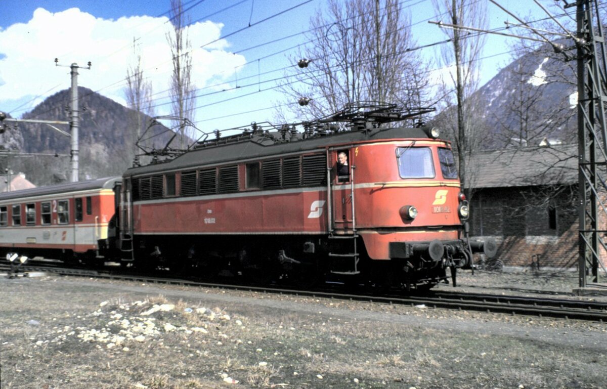 ÖBB 1018.02 in Bad Ischl am 25.03.1985.