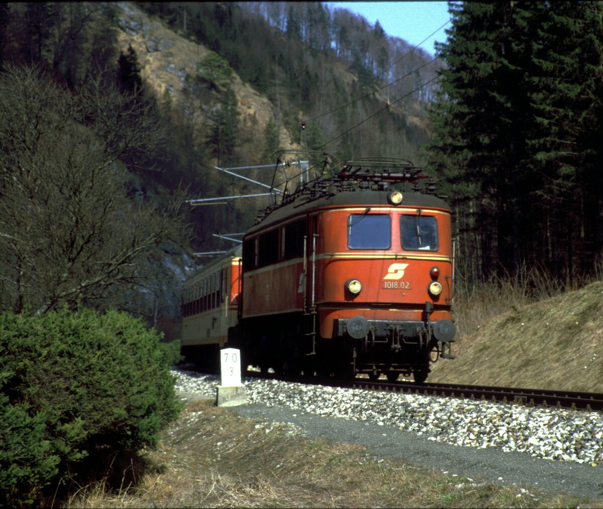 ÖBB 1018.02 bei St.Johann am 25.03.1985.