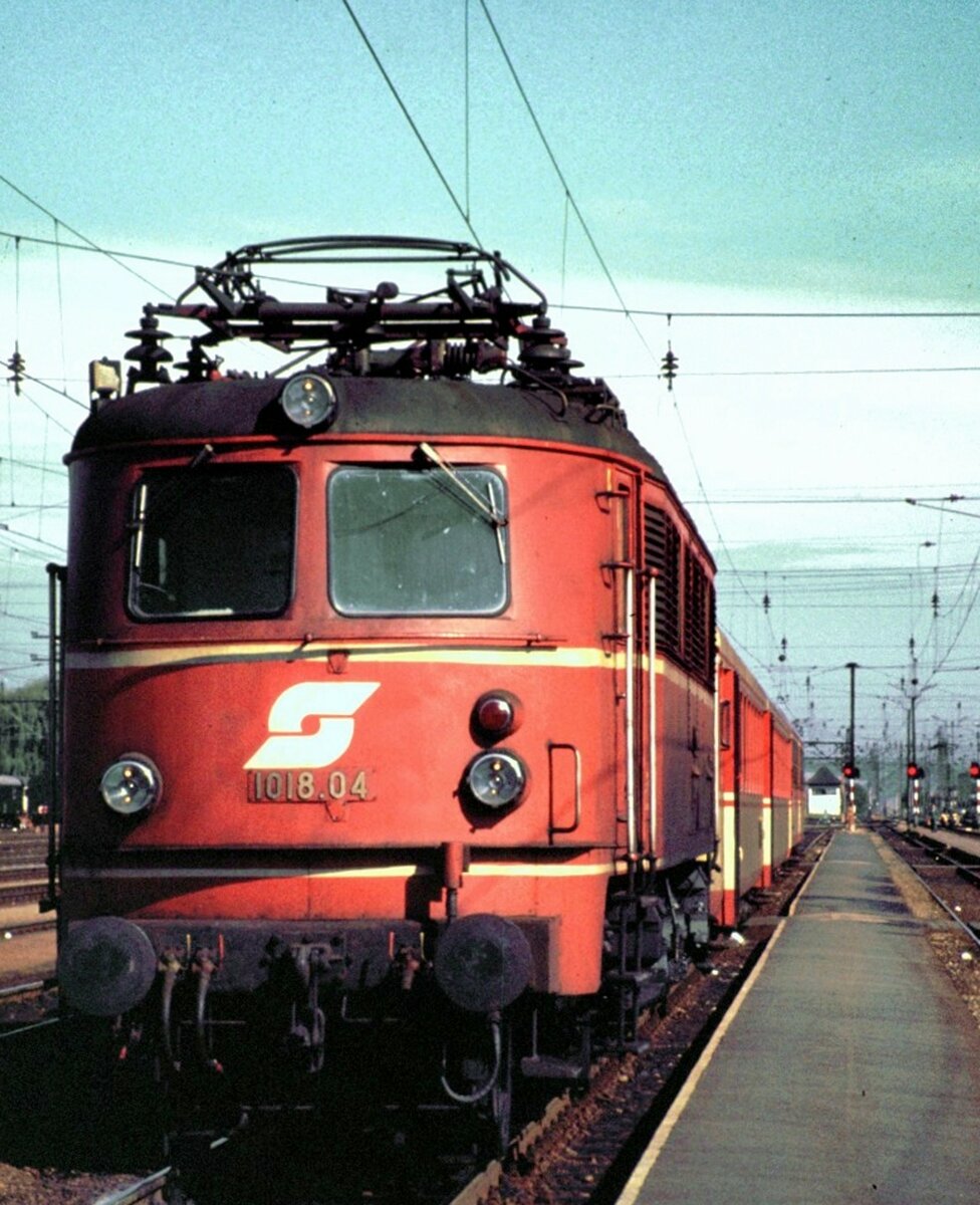 ÖBB 1018.04 in Attnang-Puchheim am 05.10.1981.