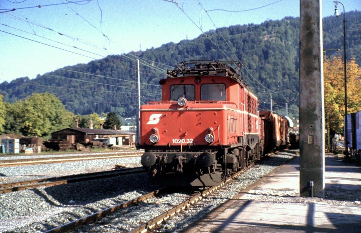 �BB 1020.32 mit G�terzug in Bregenz am 10.10.1983.