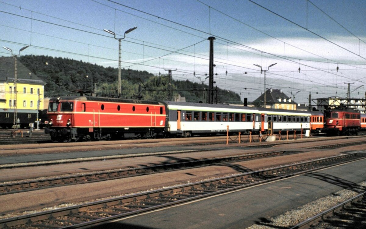 �BB 1044.57 mit IC Mozart und 1018.04 in Attnang-Puchheim am 05.10.1981.