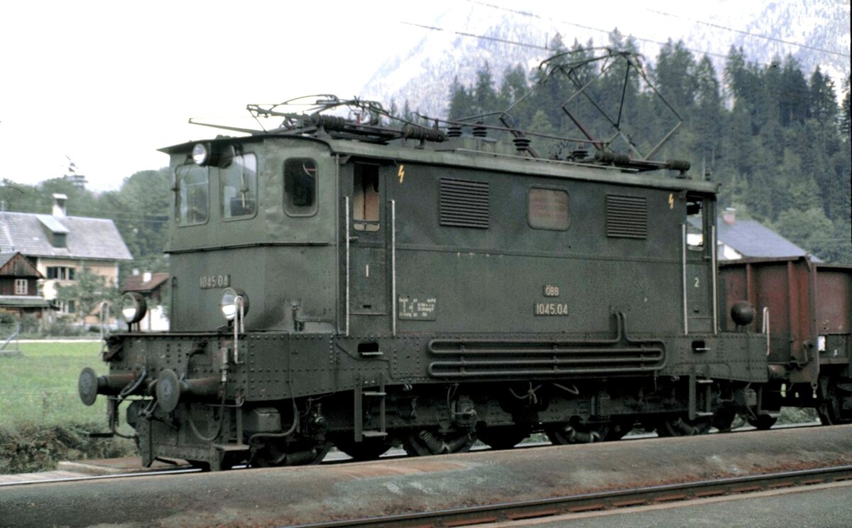 ÖBB 1045.04 mit Sammler in Steg am 06.10.1981.
