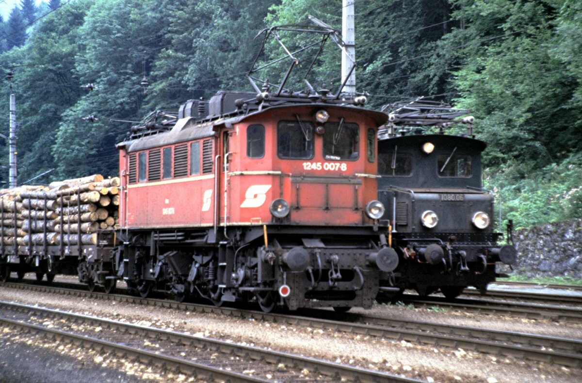 ÖBB 1080.06 und 1245.007-8 in Hieflau am 14.08.1986.