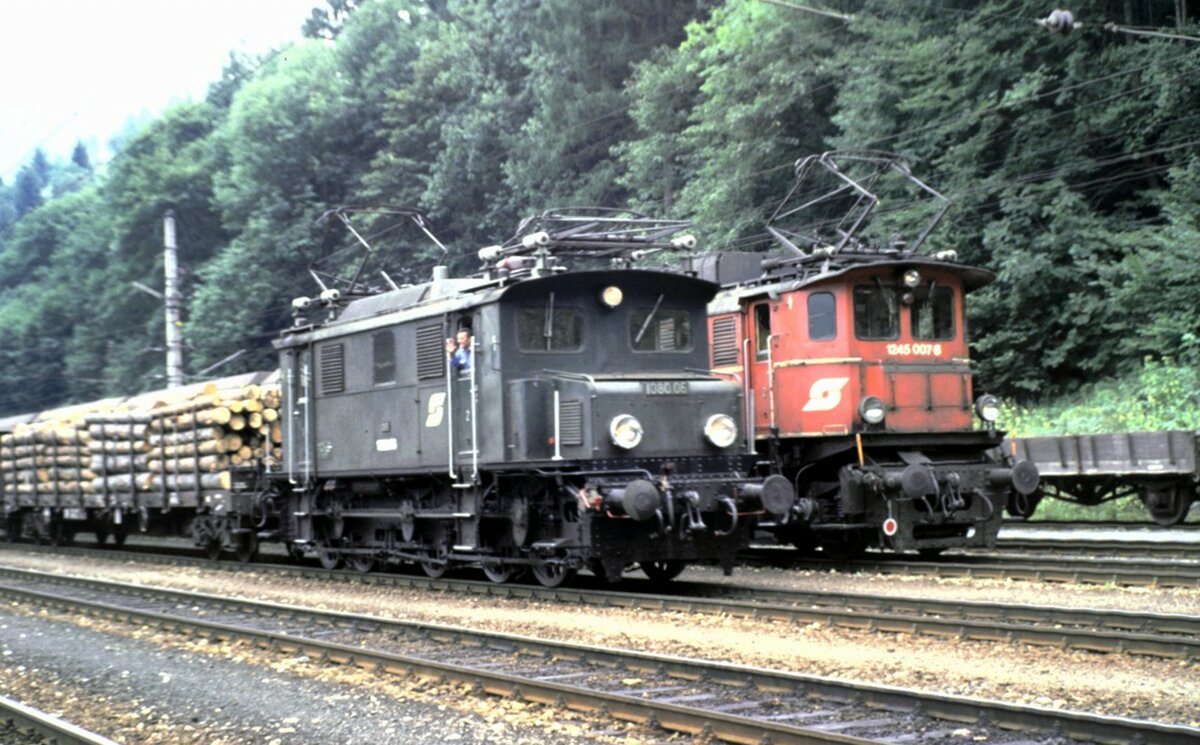 ÖBB 1080.06 und 1245.007-8 in Hieflau am 14.08.1986.