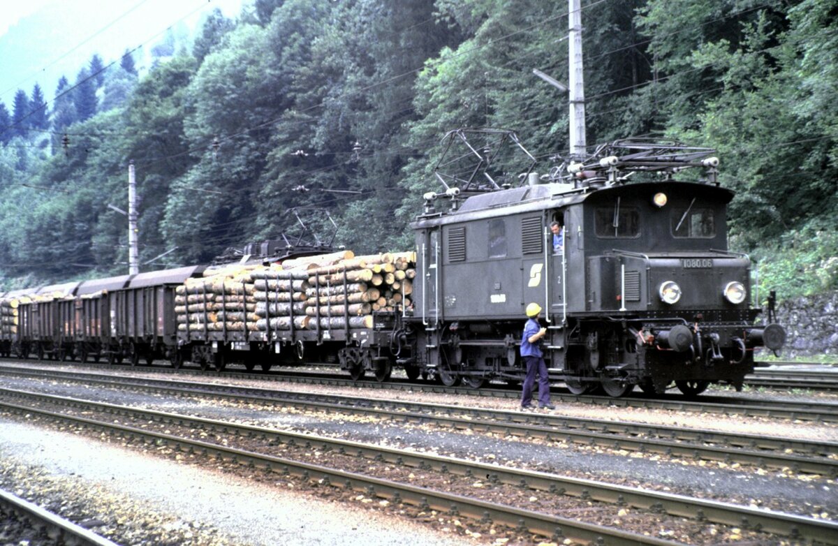 ÖBB 1080.06 in Hieflau am 14.08.1986.