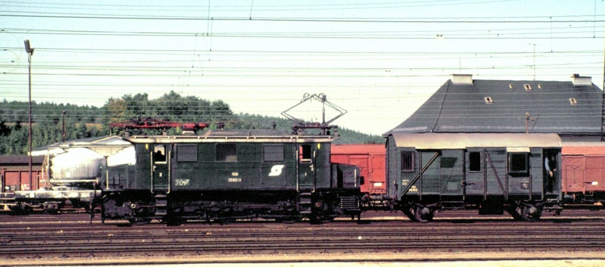 ÖBB 1080.11 Rangierfahrt mit Güterzugbegleitwagen, hier für das Rangierpersonal in Attnang-Puchheim am 15.10.1981.