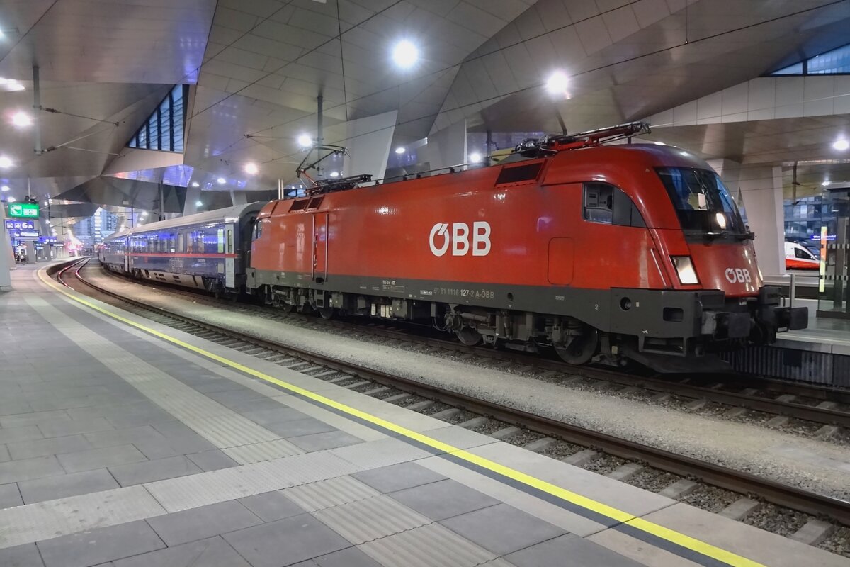 ÖBB 1116 127 steht am Abend von 27 Augustus 2021 mit ein NightJet nach Hamburg-Altona in Wien Hbf.