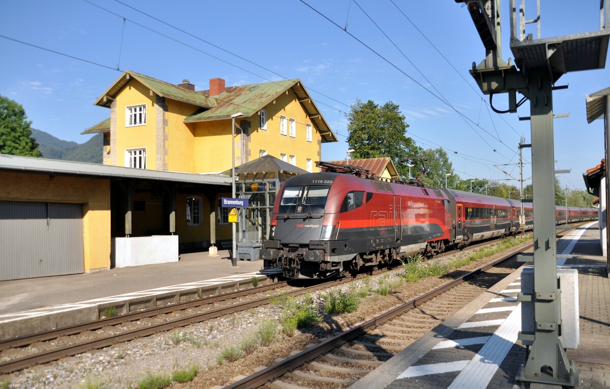 ÖBB 1116 223 mit Railjet fährt durch Brannenburg am 11.08.2022.