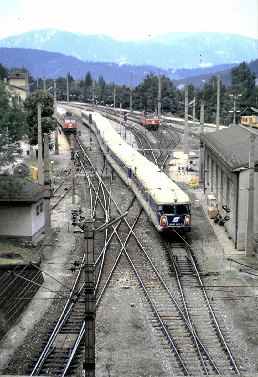 ÖBB 4010.021 am Semering am 09.08.1986. Das Foto entstand oberhalb der Tunneleinfahrt.