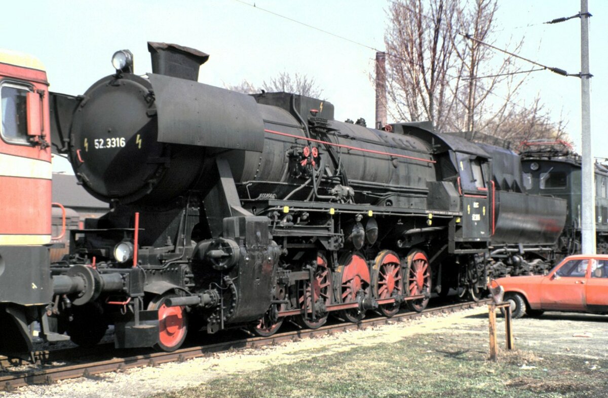 �BB 52.3316 mit Gie�l Ejektor in Linz am 25.03.1985. Die Aufnahme entstand bei einer F�hrung im Ausbesserungswerk.