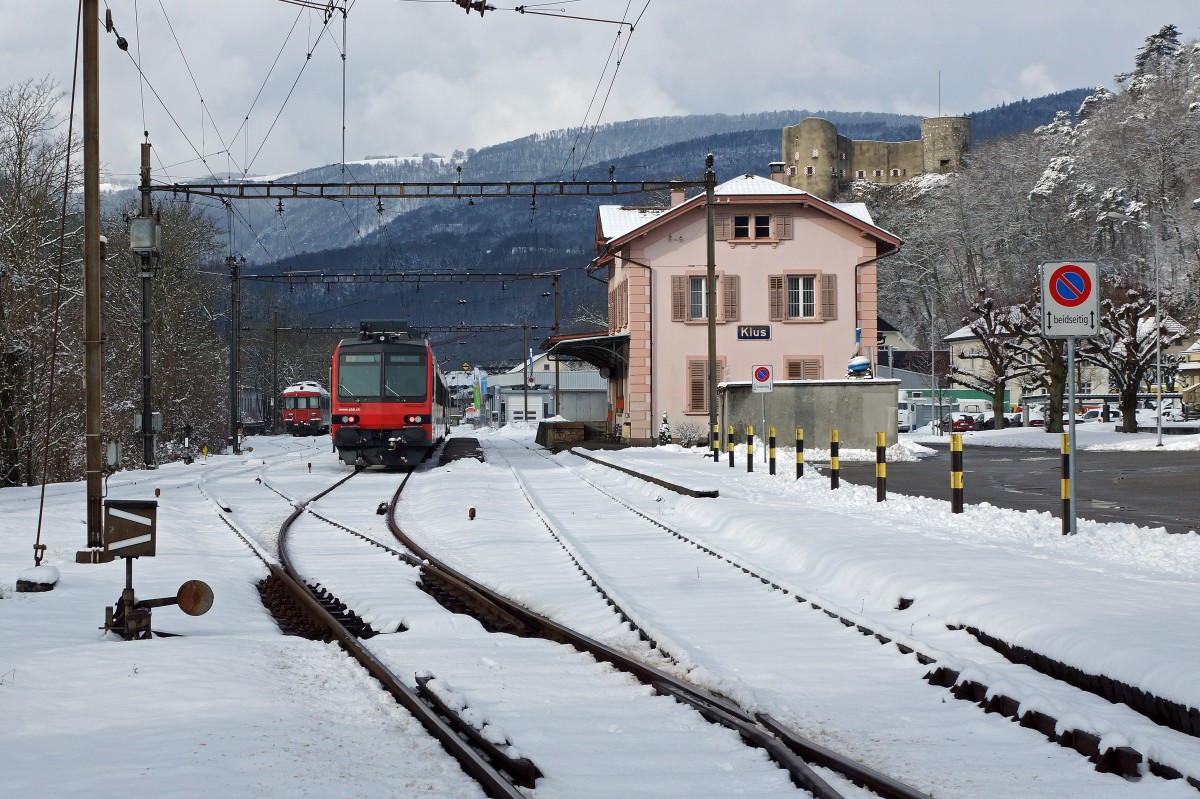 OeBB: Ausrangierte Triebzüge warten auf den Abstellgeleisen in der Klus bei Balsthal ihr weiteres Schicksal ab. In winterlicher Stimmung aufgenommen wurden am 16. Januar 2016 der RBe 4/4 205-Pendel links im Bilde und der BDe 4/4 651 (beide ehemals SBB). Ab dem Fahrplanwechsel neu im Betrieb ist der von der SBB gemietete DOMINO.
Foto: Walter Ruetsch