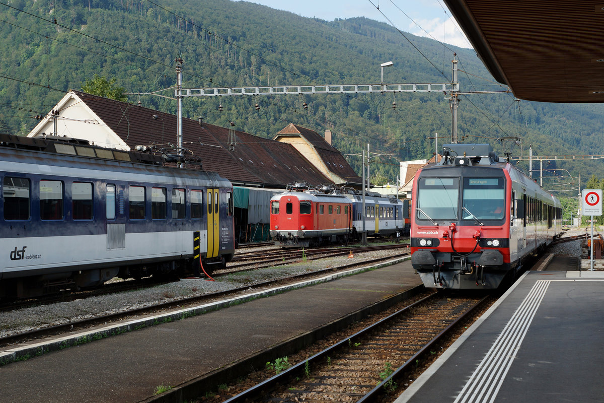 OeBB: Bahnhof Balsthal am 11. Juli 2016. Erkennbar sind der neue 3-teilige DOMONO mit einfahrendem Regionalzug, Re 4/4 I 10016 mit NPZ Motorwagen und der RBe 540 074-2 dsf-koblenz, ehemals OeBB RBe 4/4 206/SBB.
Foto: Walter Ruetsch   