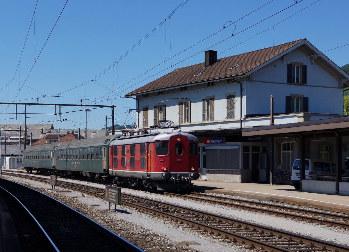 OeBB: Die Re 4/4 I 10016 (ehemals SBB) anl�sslich der Bahnhofsdurchfahrt Oensingen am 30. Juni 2015. Die beiden Personenwagen wurden nach Schaffhausen zur�ckgebracht.
Foto: Walter Ruetsch