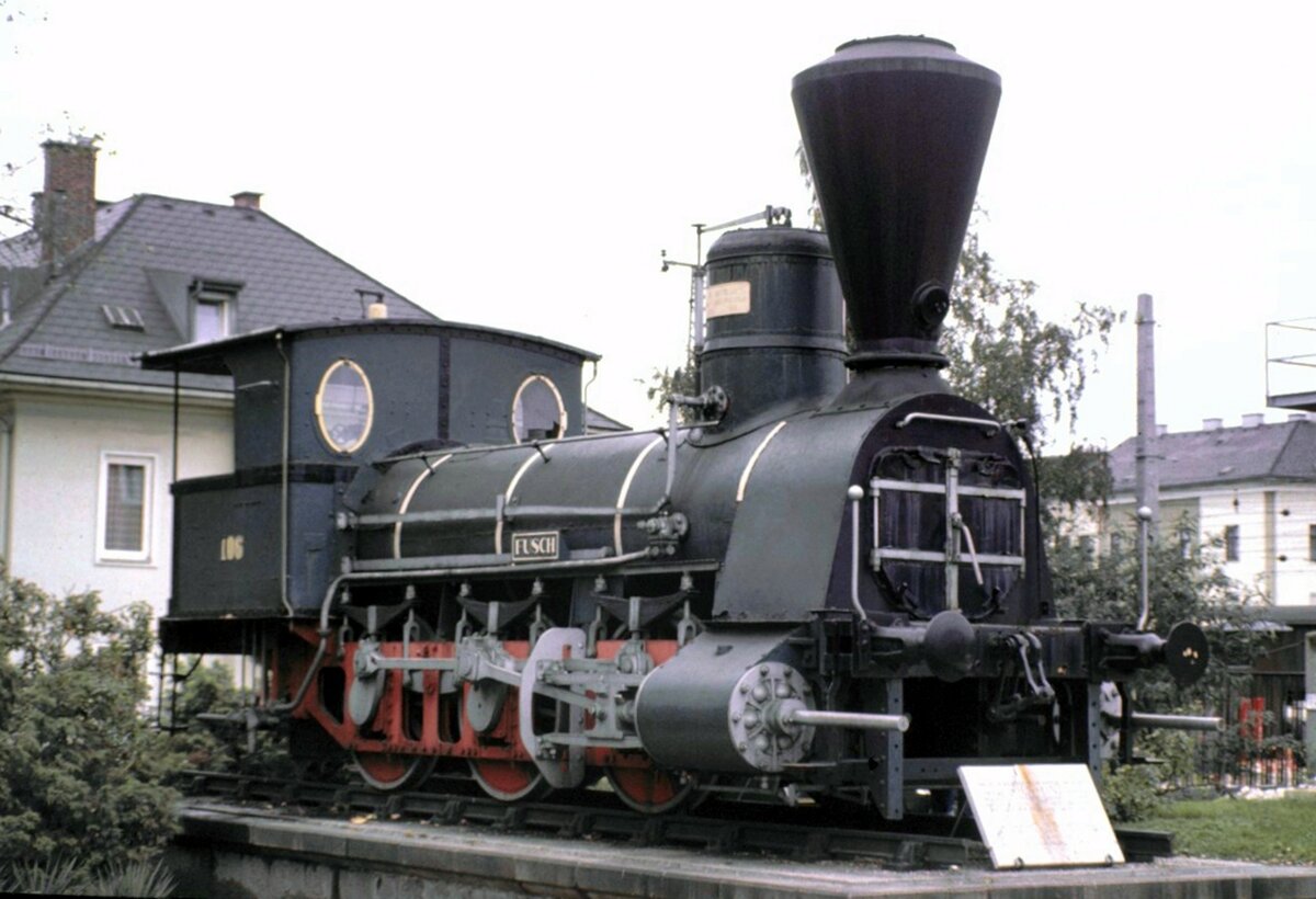 ÖBB Lok  Fusch  73.7101 in Linz auf dem Sockel am 17.10.1981.