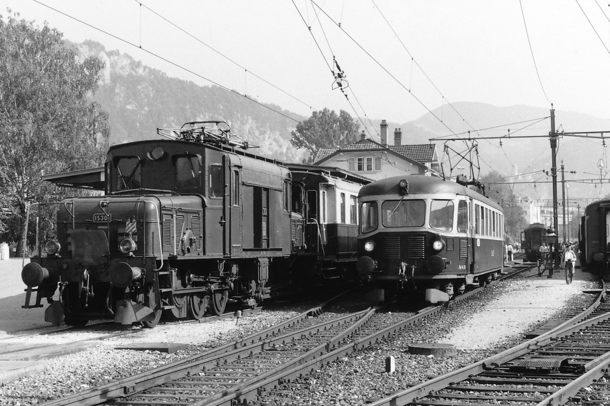 OeBB: Seltene Begegnung in Balsthal im September 1983 zwischen dem ausfahrenden Regionalzug nach Oensingen mit dem Be 2/4 201, 1935 (ehemals BLS Ce 2/4 721) und der Krokodillok De 6/6 15301 aus dem Jahre 1926 (ehemals SBB). Von dieser ehemaligen SBB Lokomotive, die vorwiegend auf der Seetalstrecke im Einsatz stand, wurden nur drei Stck (15301-15303) gebaut. Die De 6/6 15301 stand nach der Ausrangierung bei der SBB noch einige Jahre bei der OeBB fr den Gterkehr sowie fr Sonderzge im Einsatz.
Foto: Walter Ruetsch


