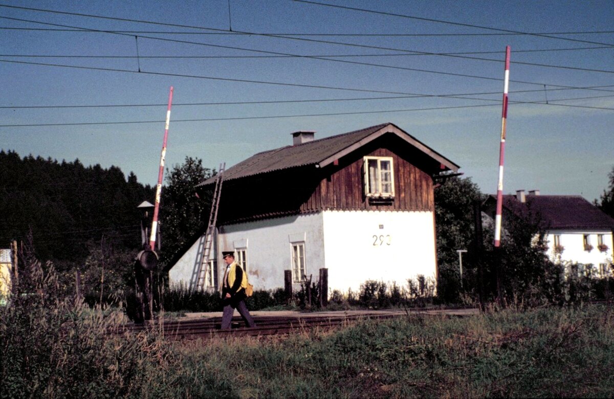 �BB Strecke mit Bahn�bergang 293 und einem Streckenl�ufer am 09.10.1981. Das Bild erinnert mich an den Film:  Wallers letzter Gang . 