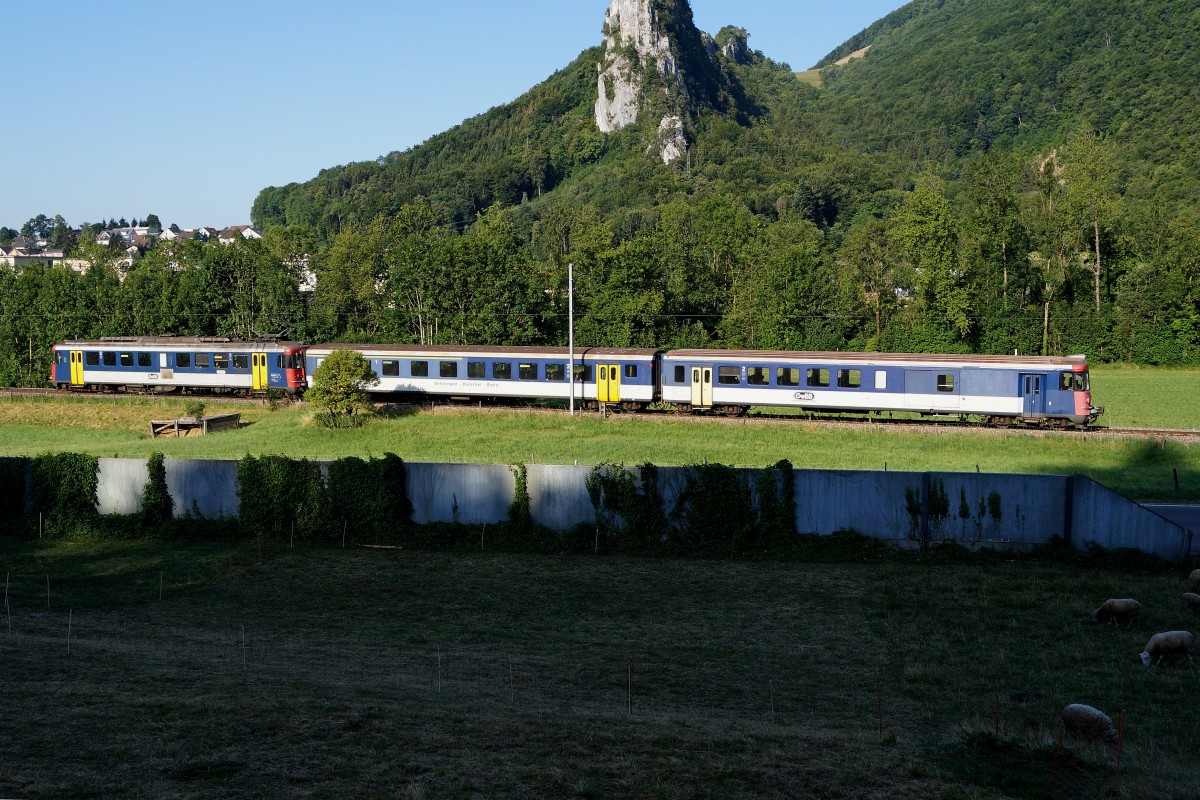 OeBB: TAGESBEGINN BEI DER Oensingen Balsthal Bahn am 10. Juli 2015. Auch bei sonnigem Sommerwetter verkehren die ersten Züge der OeBB in der Klus bei Balstahl noch längere Zeit im Schatten. Ein Regionalzug mit dem RBe 4/4 206 auf einer seiner morgendlichen Fahrten nach Balsthal auf dem ersten Streckenabschnitt mit Sonnenlicht.
Foto: Walter Ruetsch