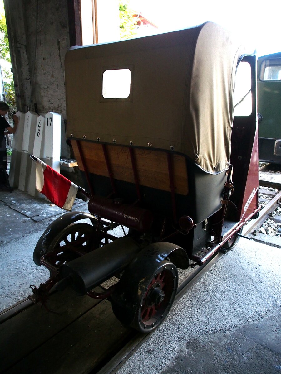 Öchsle Bahn, Schmalspur Kleinwagen Nr. 01 006 Eigengewicht 250 kg, Ladegewicht 200 kg; zugelassene Personenzhl 2; Vmax 30 km/h. Inspektionswagen, eine Leihgabe des DB-Museums Nürnberg. Zu dem Inspektionswagens gibt es noch einen Anhänger. Ochsenhausen am 25.09.2021.