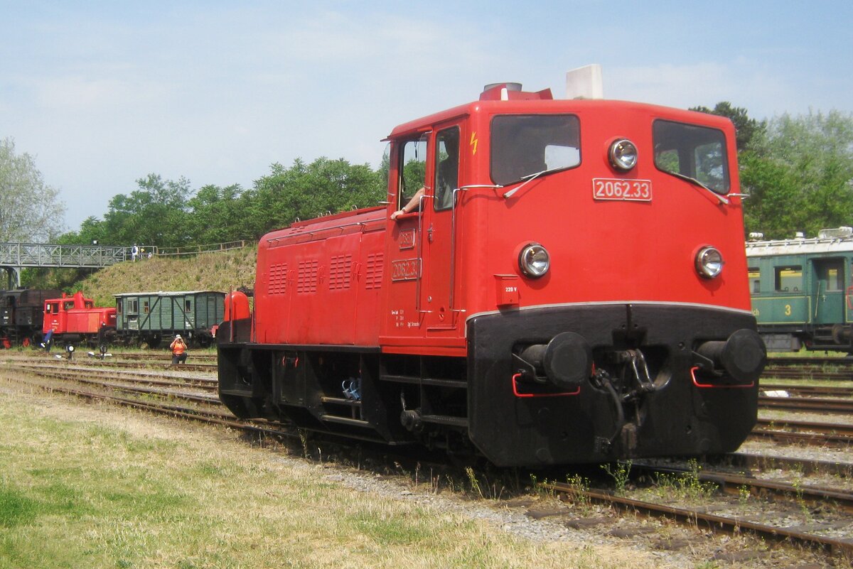 ÖSEK 2062.33 steht am 28 Mai 2012 ins Heizhaus Strasshof und bietet Kabinenfahrten übers Geländes des Museums an.