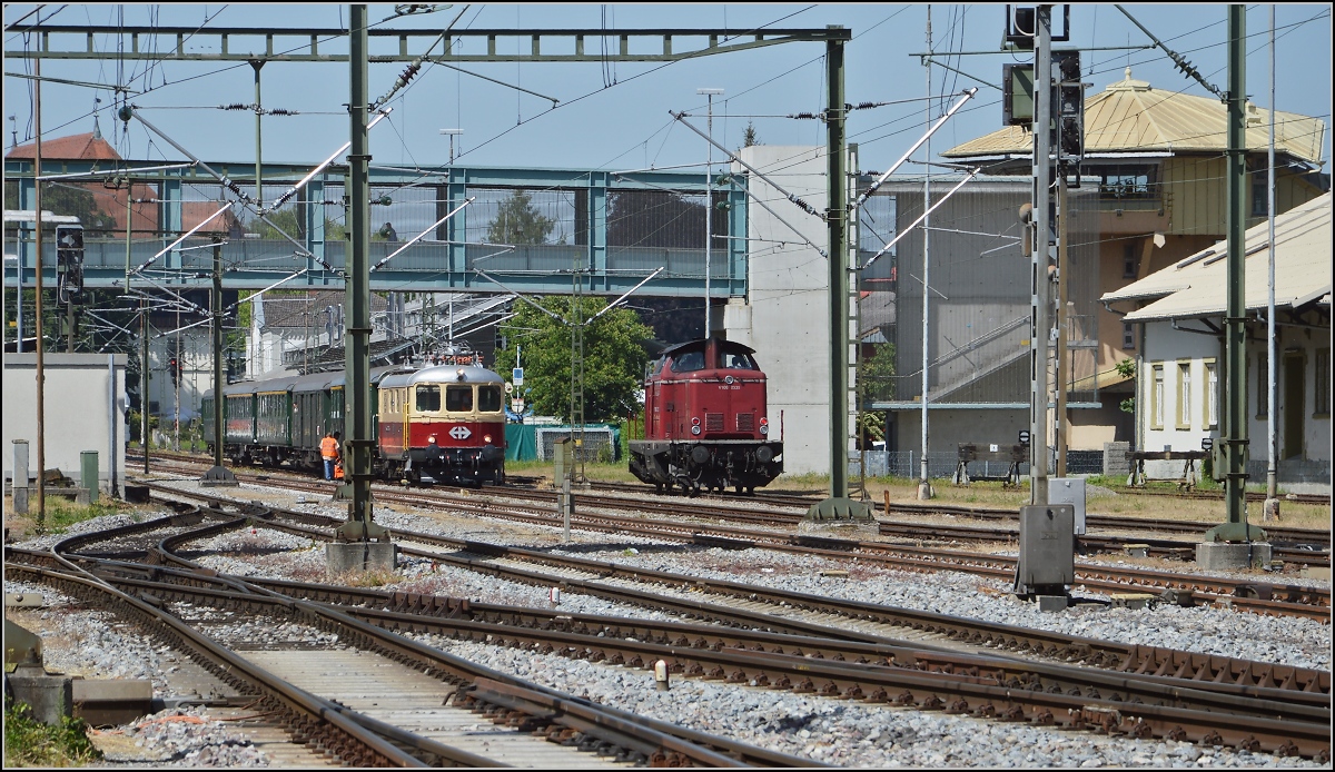 Oldiestunden im Grenzbahnhof. 

Ein letztes Treffen der Protagonisten Re 4/4 I 10034 der TEE Classics und V100 2335 der NESA, bevor der Zug von Swissclassictrain auf die Weiterreise in die Schweiz geht. Juni 2014.