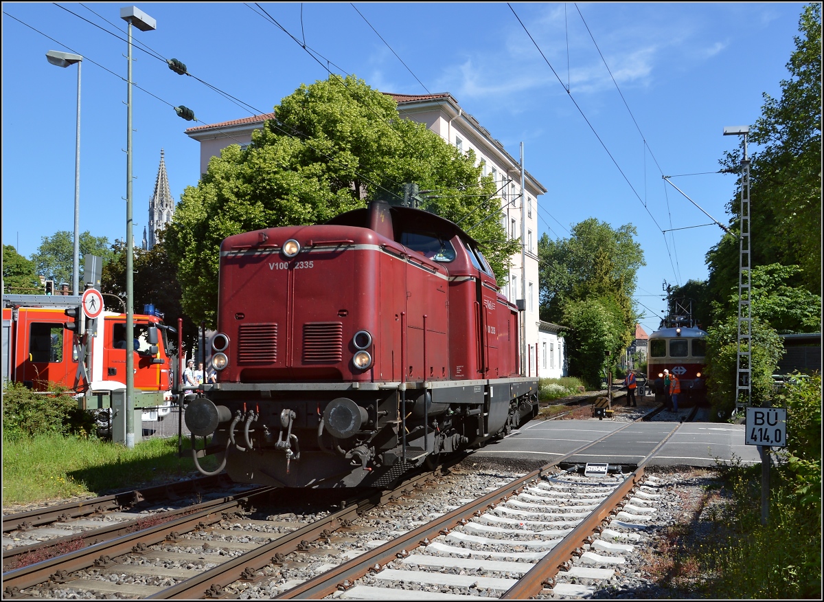 Oldiestunden im Grenzbahnhof. 

Nun setzt sich V100 2335 der NESA vor den Sonderzug Basel-Augsburg. Juni 2014.