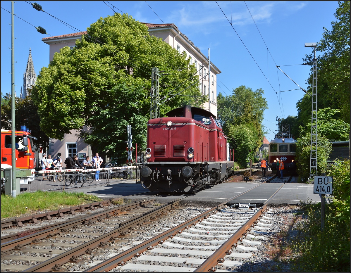 Oldiestunden im Grenzbahnhof. 

Nun bernimmt V100 2335 der NESA den Sonderzug Basel-Augsburg. Zuvor gab es eine kleine Fotosession mit Re 4/4 I 10034. Drum muss nicht nur die Feuerwehr warten, auch der Seehas und der IC bekommen 2 Minuten Versptung. Juni 2014.