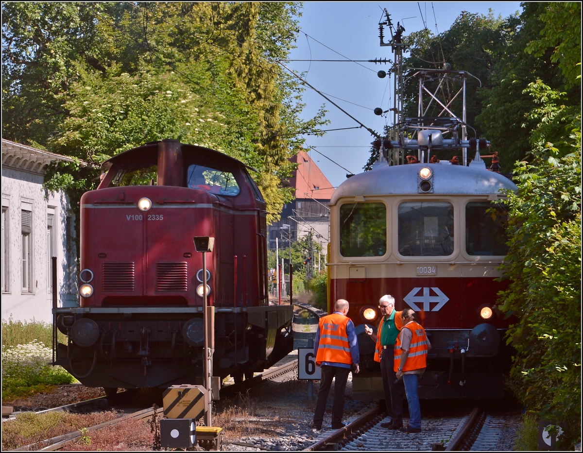 Oldiestunden im Grenzbahnhof. 

Nun �bernimmt V100 2335 der NESA den Sonderzug Basel-Augsburg. Zuvor gibt es eine kleine Fotosession mit Re 4/4 I 10034. Juni 2014.