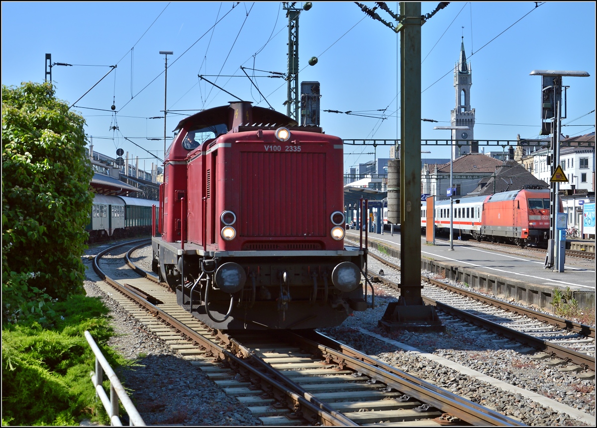 Oldiestunden im Grenzbahnhof. 

Rangierman�ver der V100 2335 in Konstanz. Juni 2014.