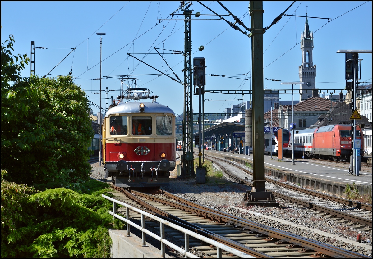 Oldiestunden im Grenzbahnhof. 

Re 4/4 I 10034 darf im Gegensatz zu den Schwestern der Centralbahn nicht nach Deutschland, daher wird in Konstanz abgekoppelt. Juni 2014.