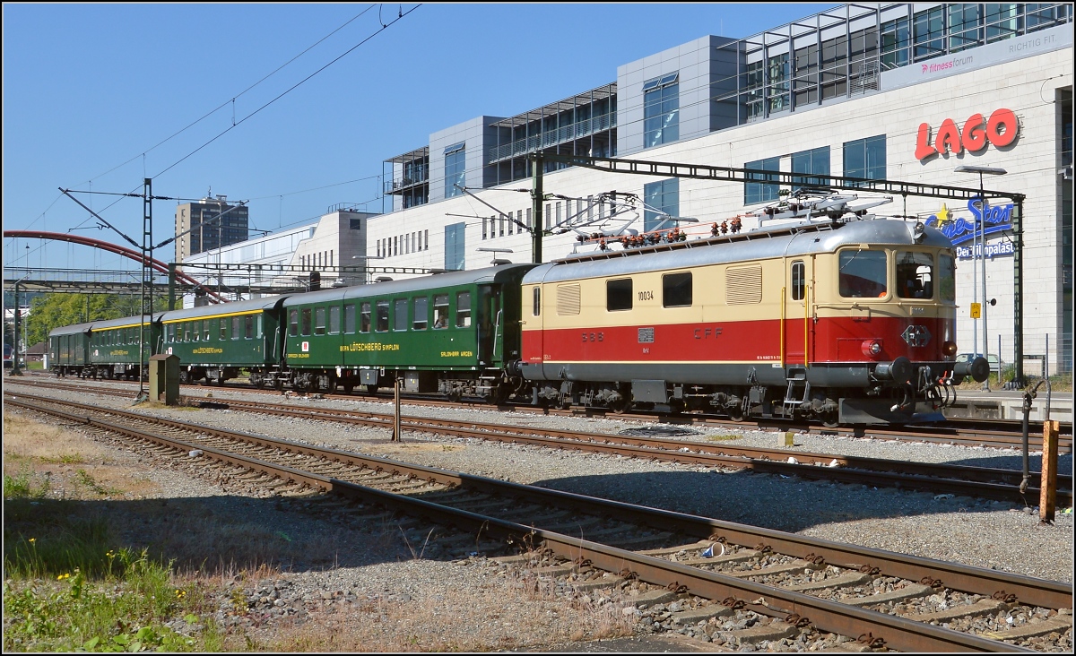 Oldiestunden im Grenzbahnhof. 

Re 4/4 I 10034 bringt den Sonderzug Basel-Z�rich-Stein am Rhein-Konstanz-Augsburg �ber die Grenze nach Konstanz. Juni 2014.