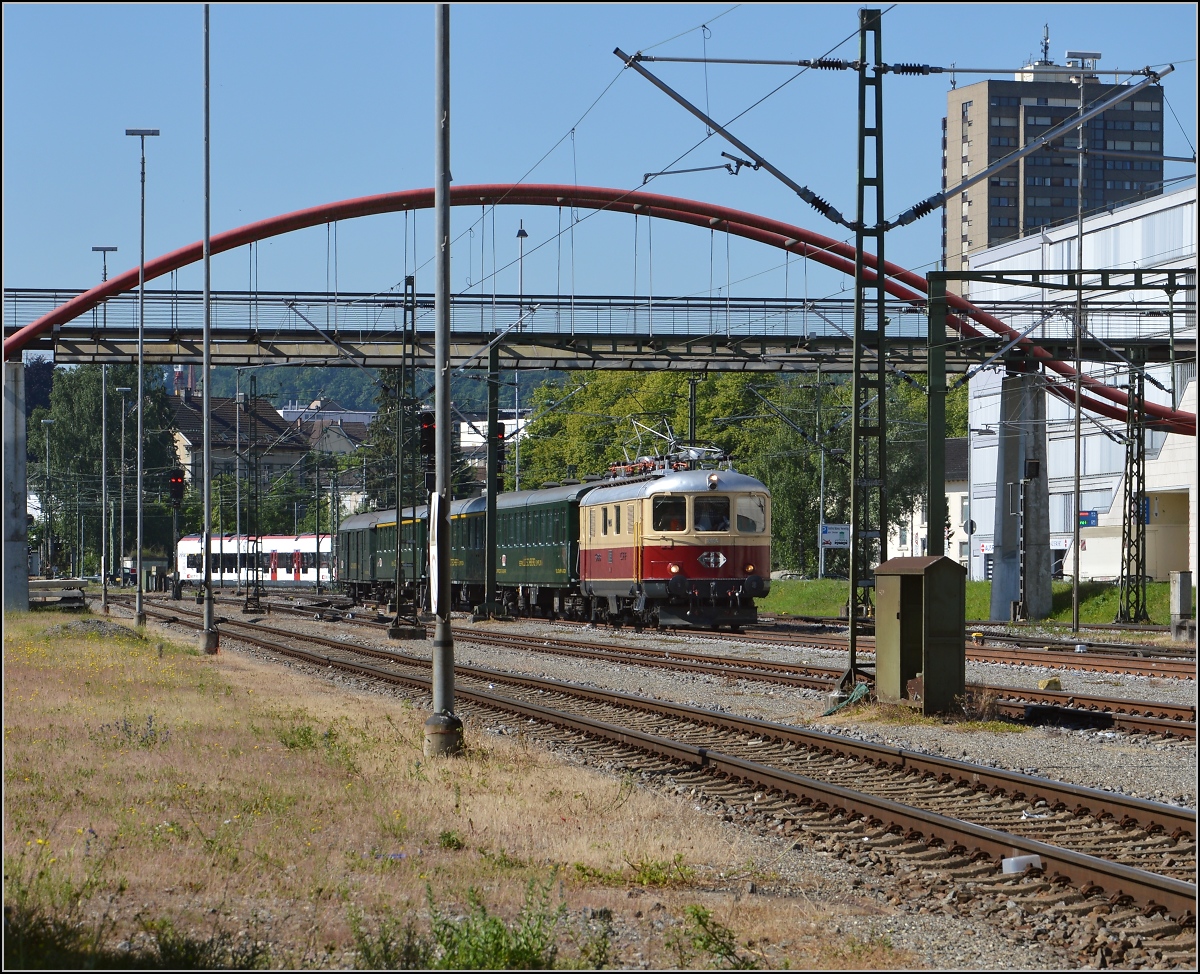 Oldiestunden im Grenzbahnhof. 

Re 4/4 I 10034 bringt den Sonderzug Basel-Z�rich-Stein am Rhein-Konstanz-Augsburg �ber die Grenze nach Konstanz. Juni 2014.