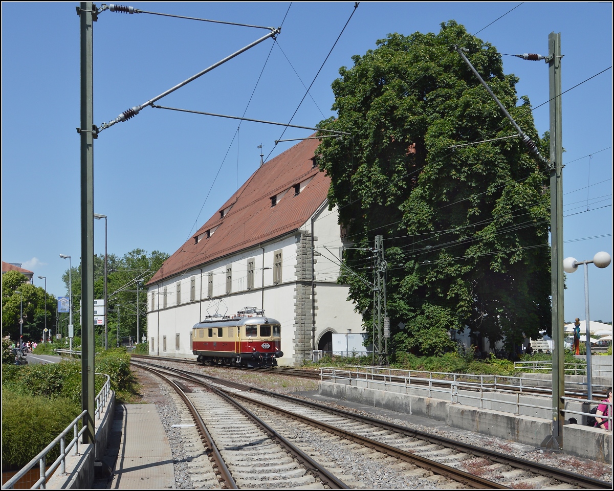 Oldiestunden im Grenzbahnhof. 

Re 4/4 I 10034 rangiert vor historischen Mauern, das Konzilsgeb�ude wurde im Jahr 1188 erbaut. Juni 2014.