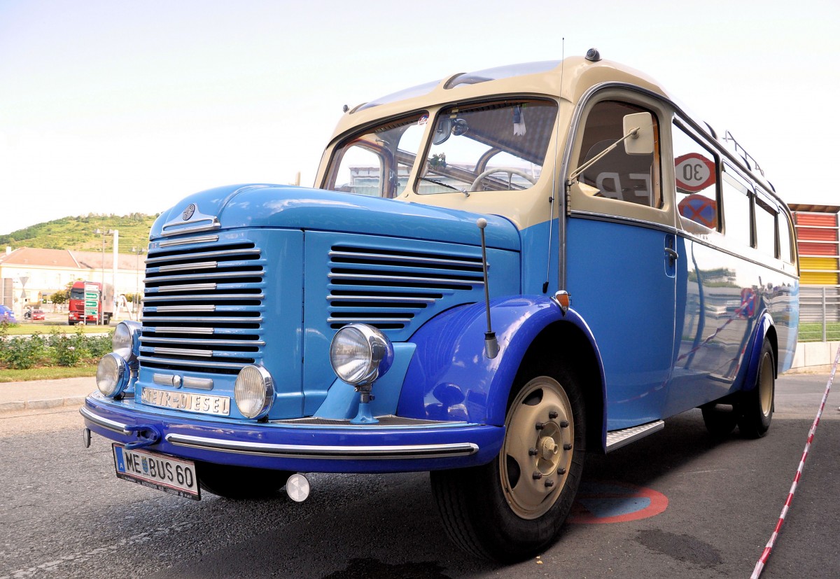 Oldtimer STEYR DAIMLER PUCH 380n,Bj.1952,90PS,Besitzer Erwin Edbrustner / Reisebusunternehmer aus Niedersterreich,am 12.7.2013 in Krems an der Donau gesehen. 