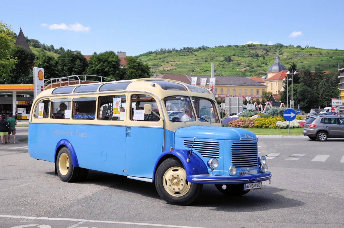 Oldtimer STEYR DAIMLER PUCH 380n,Bj.1952,90PS,Besitzer Erwin Edbrustner / Reisebusunternehmer aus Niedersterreich,am 12.7.2013 in Krems an der Donau gesehen. 