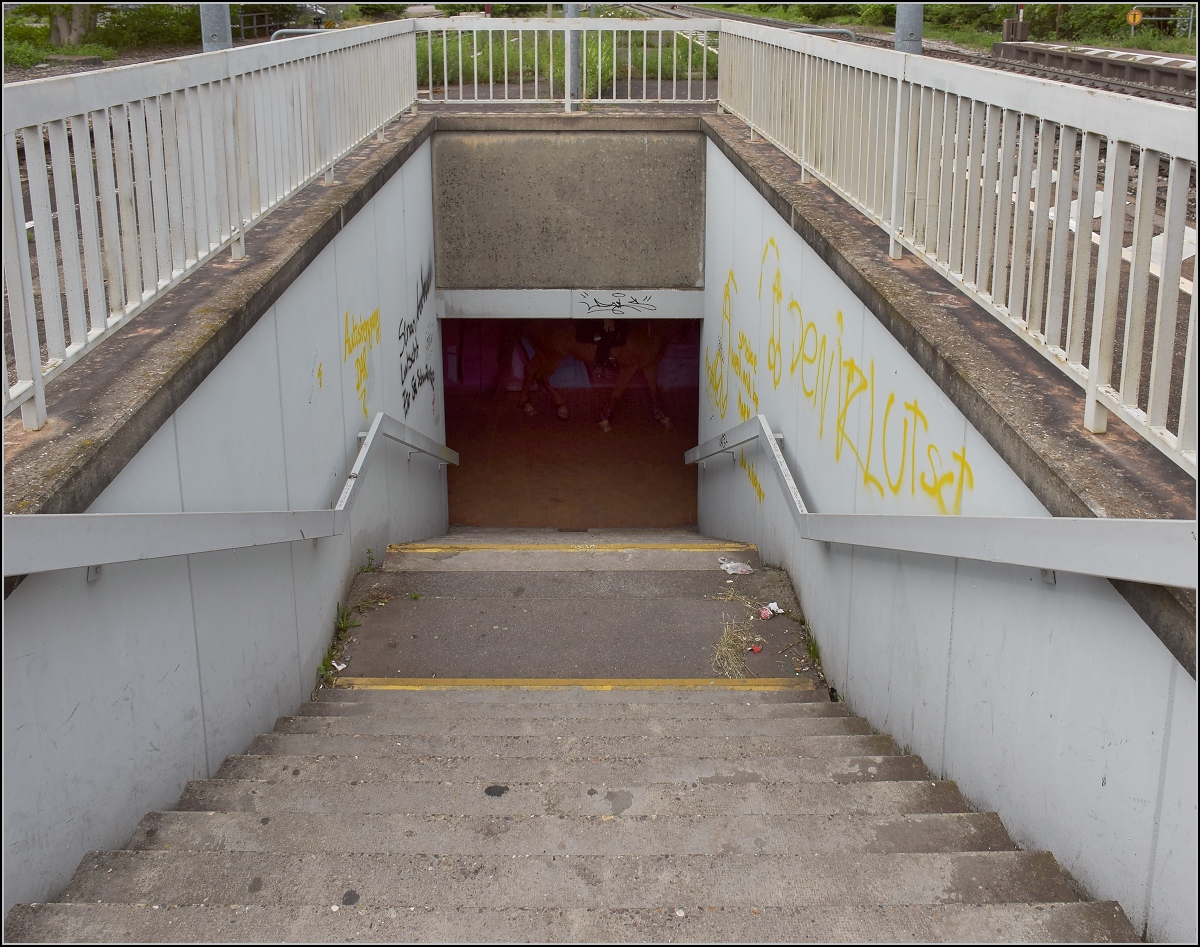 Opfer der NEAT. In Müllheim wird es bald so etwas geben wie Gleis 0 und -1. Dafür muss natürlich der Bahnhof komplett neu arrangiert werden. Mit Osterei ein Blick in die Unterführung am Ende des Bahnsteigs. Mai 2020.