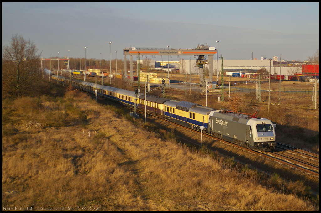 PCW 8 / 127 001 fhrt mit dem DPE 25045 am 08.03.2014 am KV Terminal in Grossbeeren vorbei. Ab Ludwigsfelde wird die am Zugschluss mitlaufende 03 1010 dann Zuglok sein