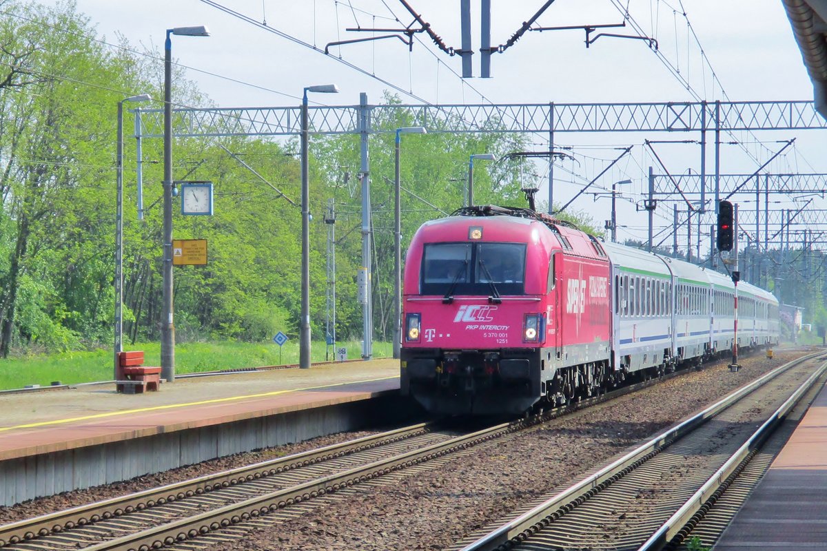 PKPIC 370 001 treft in Rzepin ein am 3 Mai 2018. 