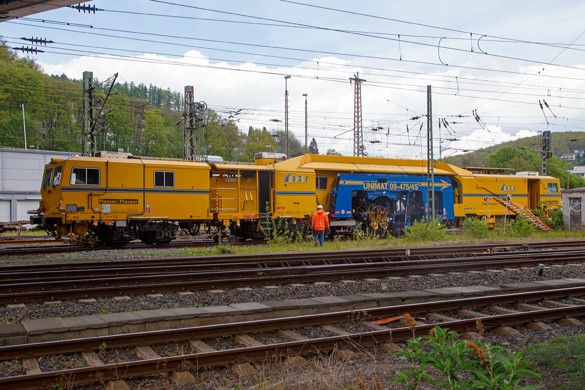 
Plasser und Theurer Universalstopfmaschine (Nivellier-, Hebe-, Richt- und Stopfmaschinen) Unimat 09-475/4S (Schweres Nebenfahrzeug Nr. 99 80 9424 001-2) der DGU - Deutsche Gleisbau Union (Koblenz), am 09.05.2015 im Einsatz beim Hbf Siegen, hier wurden Weichen erneuert. 

Die Unimat 09-475/4S ist eine kombinierte Gleis- u. Weichenstopfmaschine und wurde 2011 unter der Fabriknummer 1358 gebaut.

TECHNISCHE DATEN:
Spurweite: 1.435 mm
Länge über Puffer: 31.540 mm
Gesamtgewicht: 122,6 t
Anhängelast: 50 t
Höchstgeschwindigkeit: 100 km/h
kleinster befahrbarer Radius: R 150
zul. Streckenklasse: D4 und höher
zur Mitfahrt zugelassene Personen: 5 